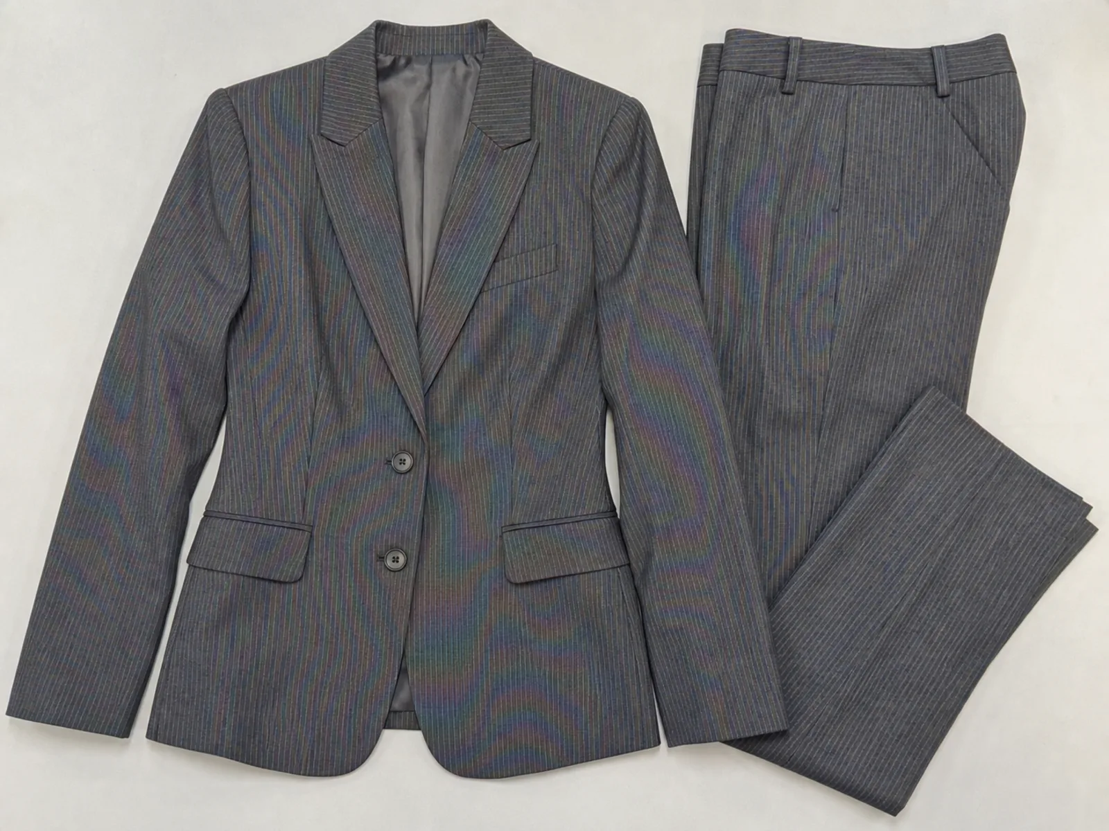 消除前带彩虹摩尔纹的服装商品图