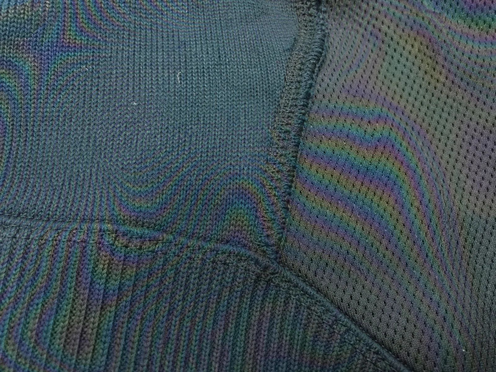 Gros plan d'un tissu en maille avec bandes de moiré avant suppression