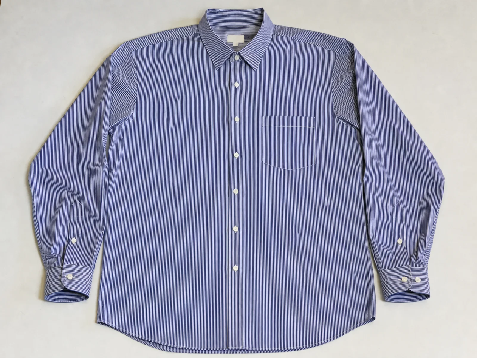 La même chemise après suppression du moiré par l'IA