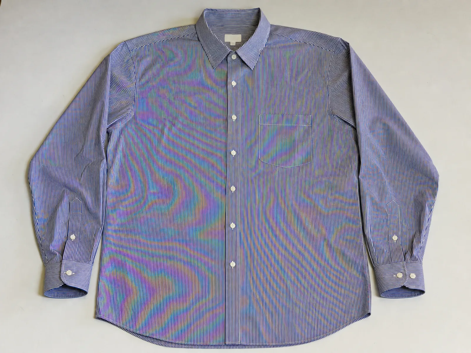 Photo d'une chemise à rayures avec moiré arc-en-ciel avant suppression