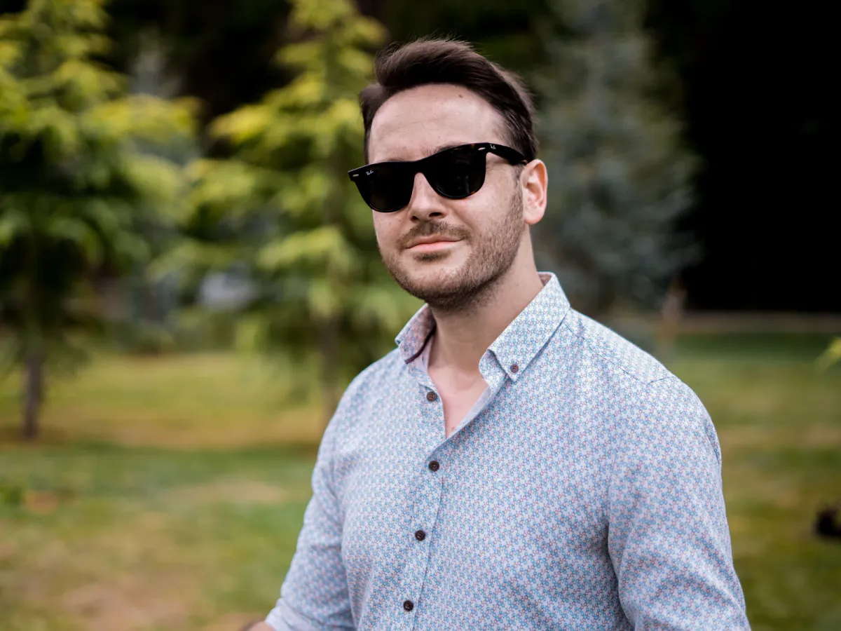 Porträt mit dunkler Sonnenbrille, die die Augen verdeckt
